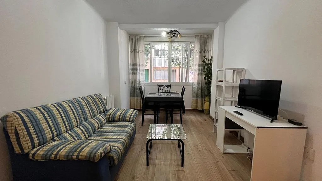 Elutuba - 3-Bedroom Flat with Central Location in Alcorcón