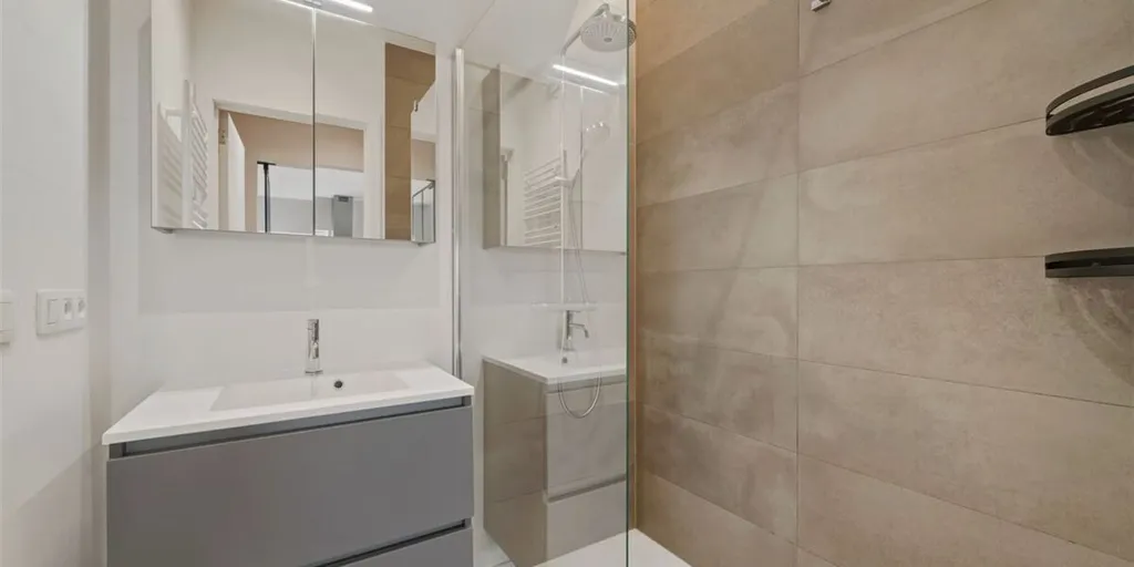 Salles de bain - Appartement Neoclassique avec Terrasse à Ruddervoorde