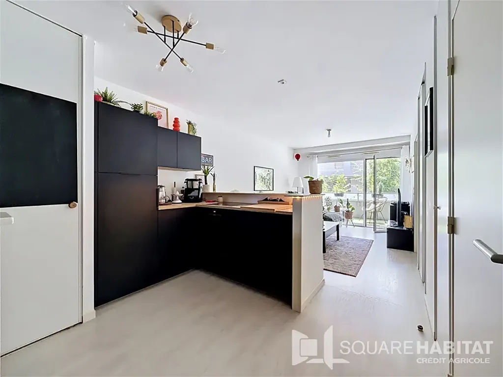 3-Bed Apartment with Loggia in Rennes