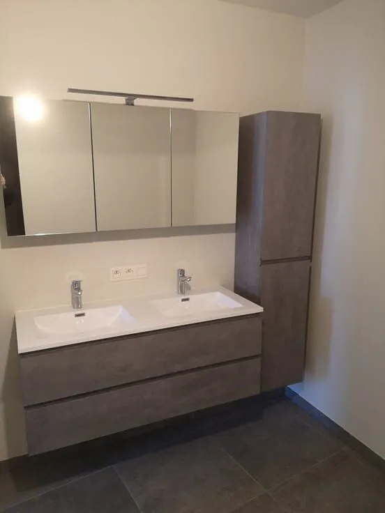 Salles de bain - Appartement Moderne avec Vue sur la Place à Beringen