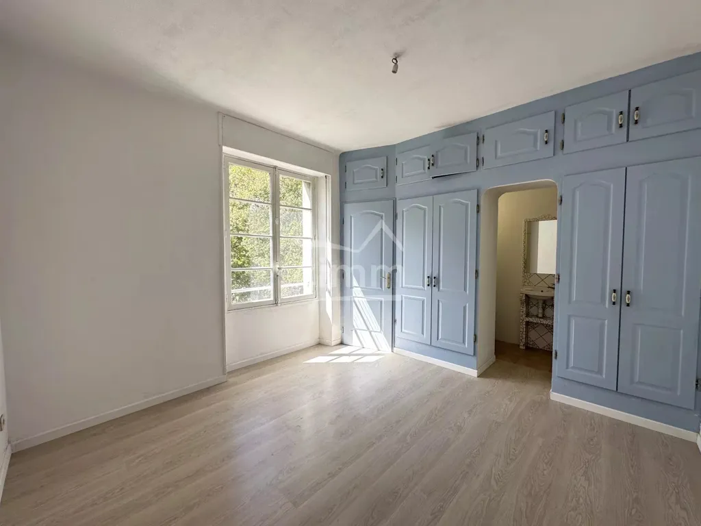 Bedrooms - Spacious Apartment with Balcony in Town Centre