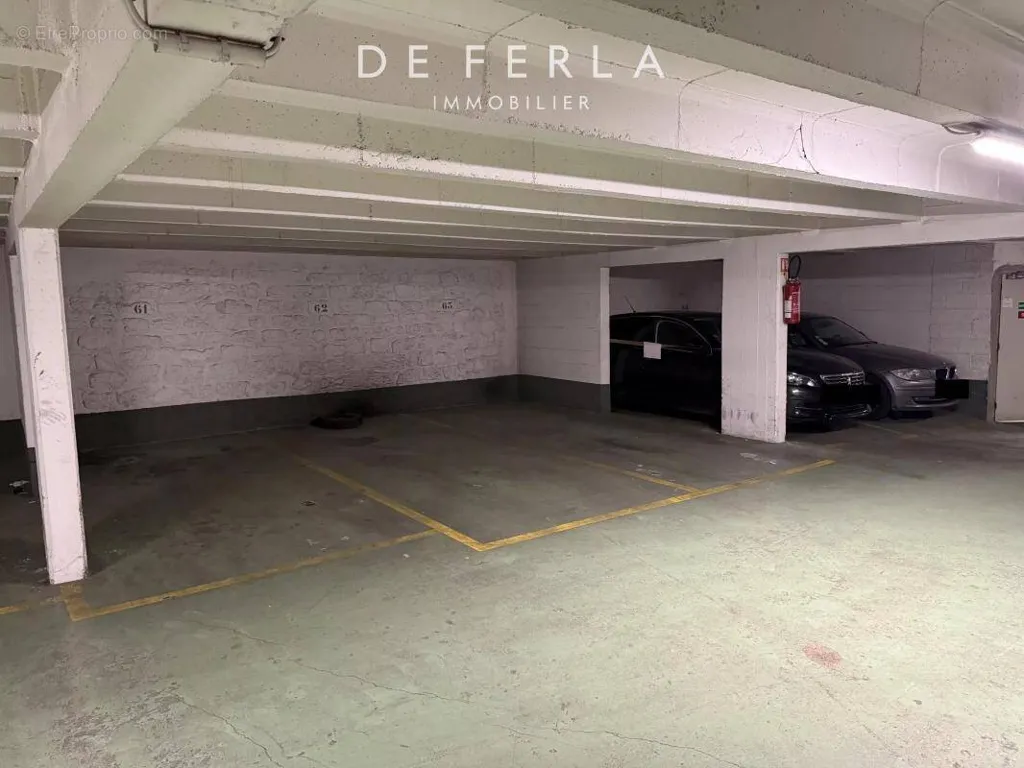 Garage - 5 Parking Spaces in Paris 15ème, Lecourbe