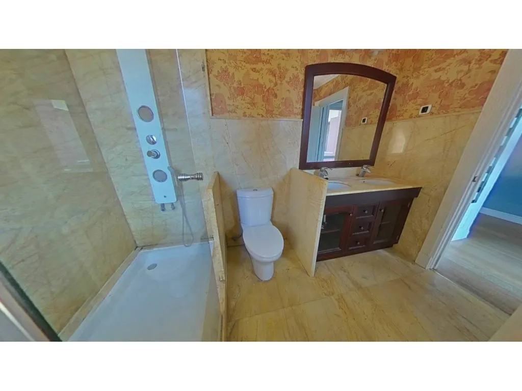 Salles de bain - Five-Bedroom House with Indoor Pool in Mungia