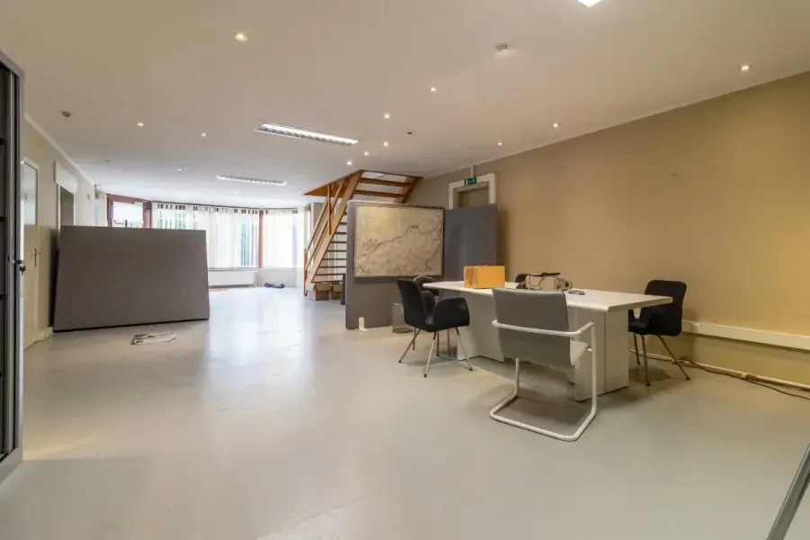 Bureau - Ensemble Professionnel avec Bureaux et Entrepôt à Wavre