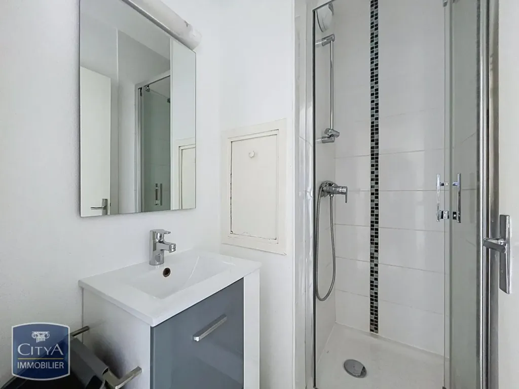 Bathrooms - 5-Piece Apartment with Balcony in Lyon