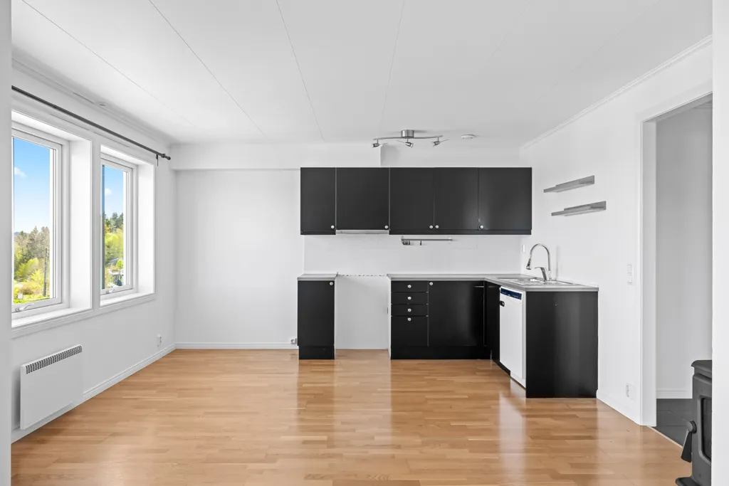 Köök - Well-Maintained 3-Bed Flat with Garage in Family-Friendly Area