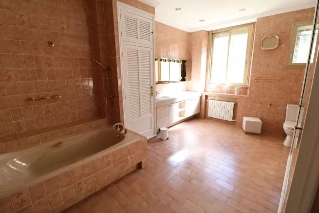 Bathrooms - Luxury Flat with Balcony in Cannes