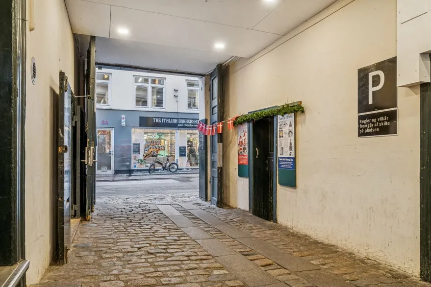 Garaaž - Retail Unit with Garden Frontage on Knabrostræde