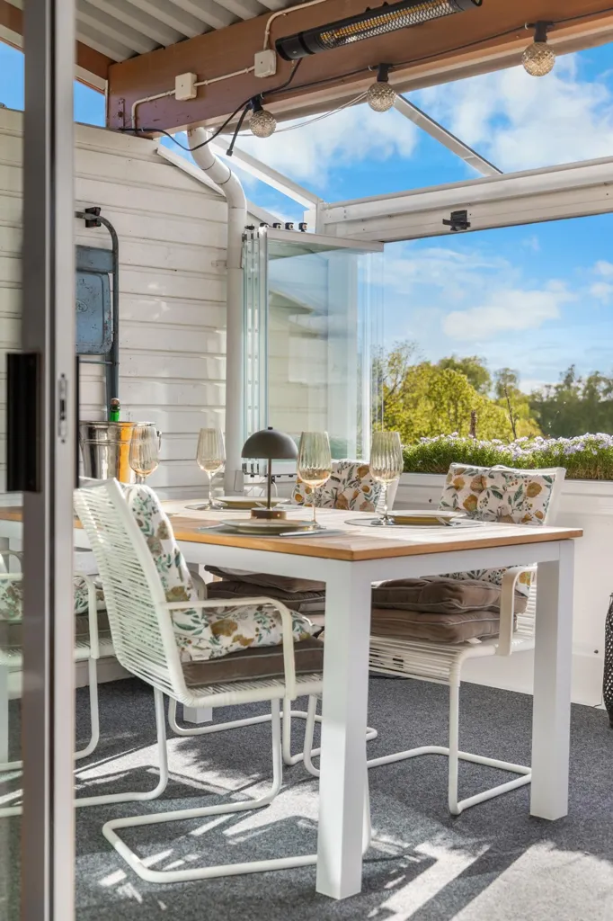 Terrass - Apartment with Balcony in Sollentuna