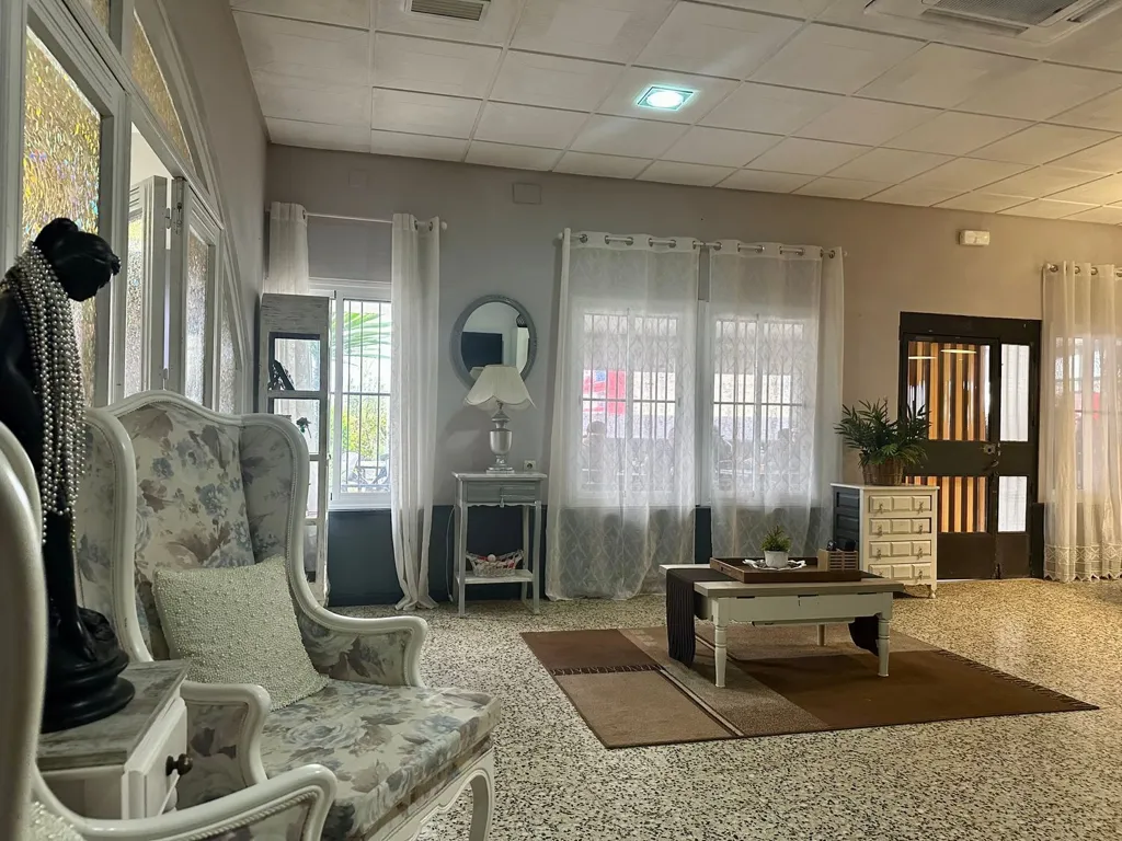 Elutuba - Chalet with Commercial Space in Arroyo De La Luz