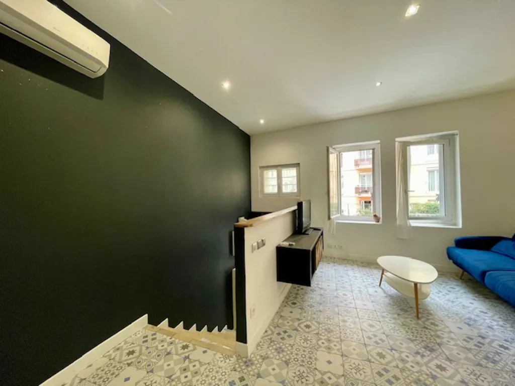 Séjour - Grand T2 Meublé avec Hauteur de Plafond à Marseille