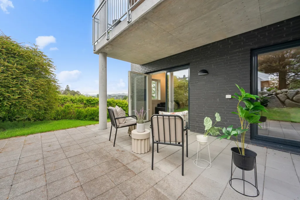 Terrasse - 3-Bedroom Apartment with Balconies in Sandnes
