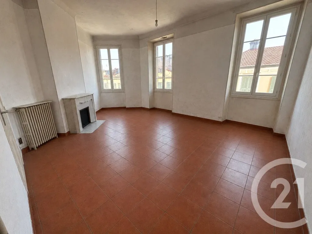 Elutuba - 4-Bedroom Apartment with High Ceilings in Nice