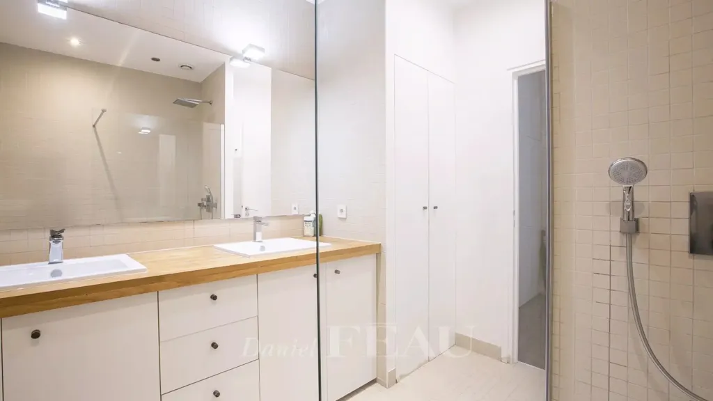 Vannitoad - Duplex Apartment with Courtyard View in Paris 8th