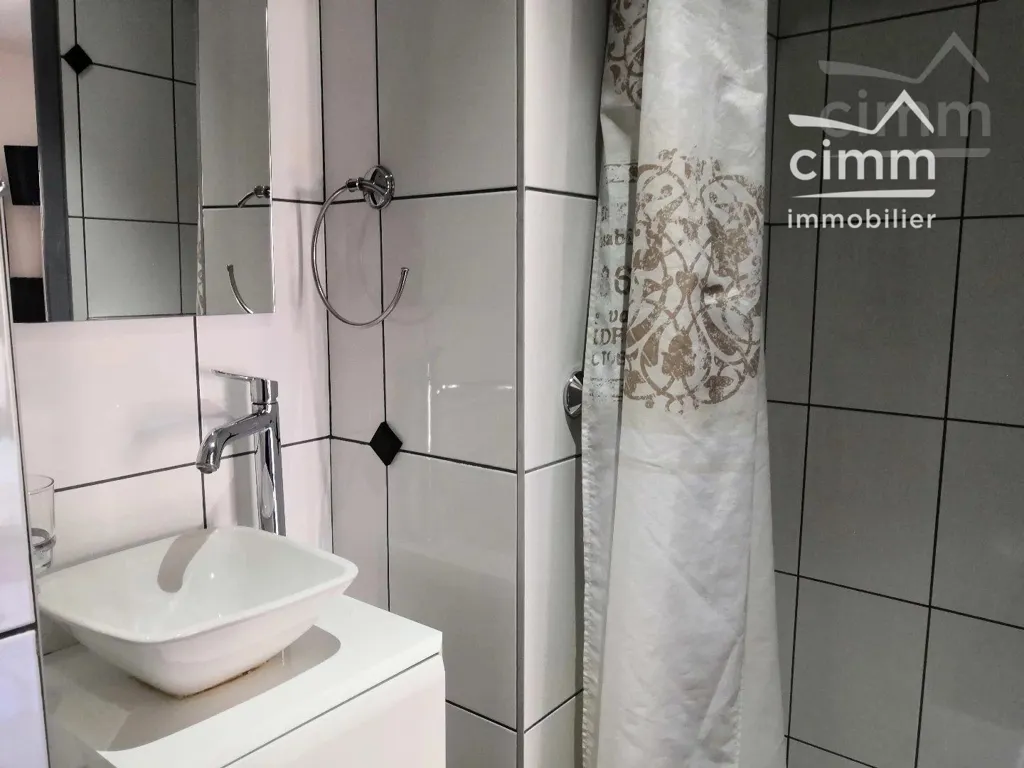 Vannitoad - Meubled Apartment with Terrace in Le Thor