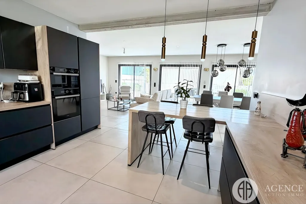 Cuisine - Maison Contemporaine avec Piscine à Chanas