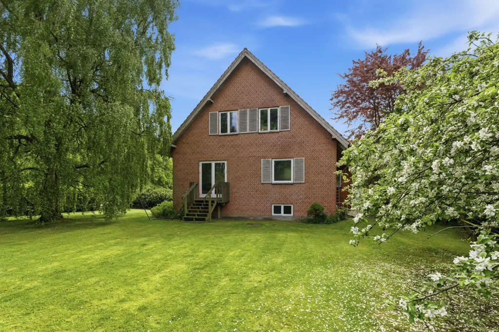Jardin - Red Brick Villa with Garden in Øsby