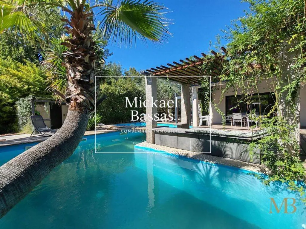 Piscine - Villa Contemporaine avec Piscine à Rigarda