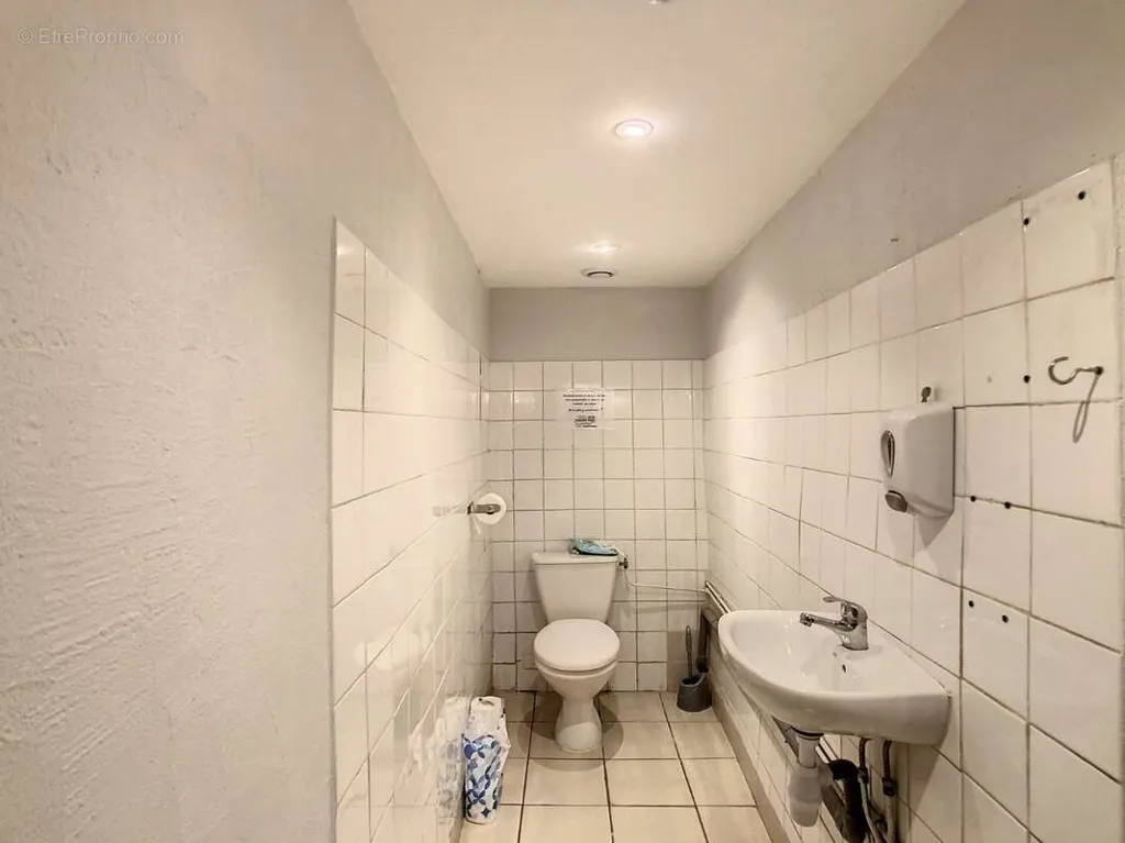 Bagni - Commercial Space with High Footfall in Montélimar