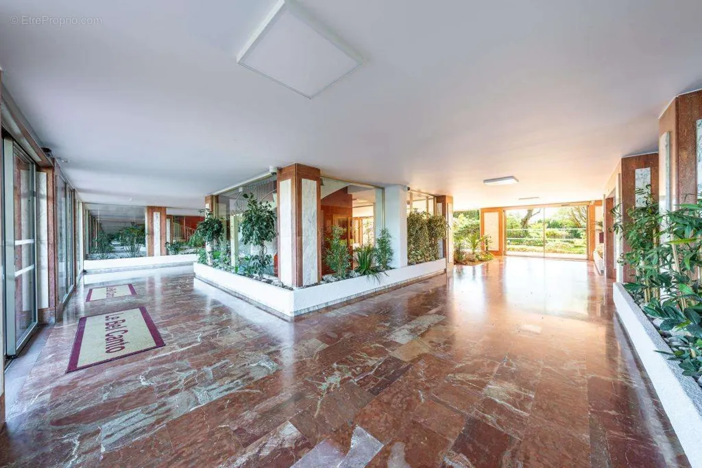 Entrée - Appartement avec Vue Mer et Piscine au Cannet