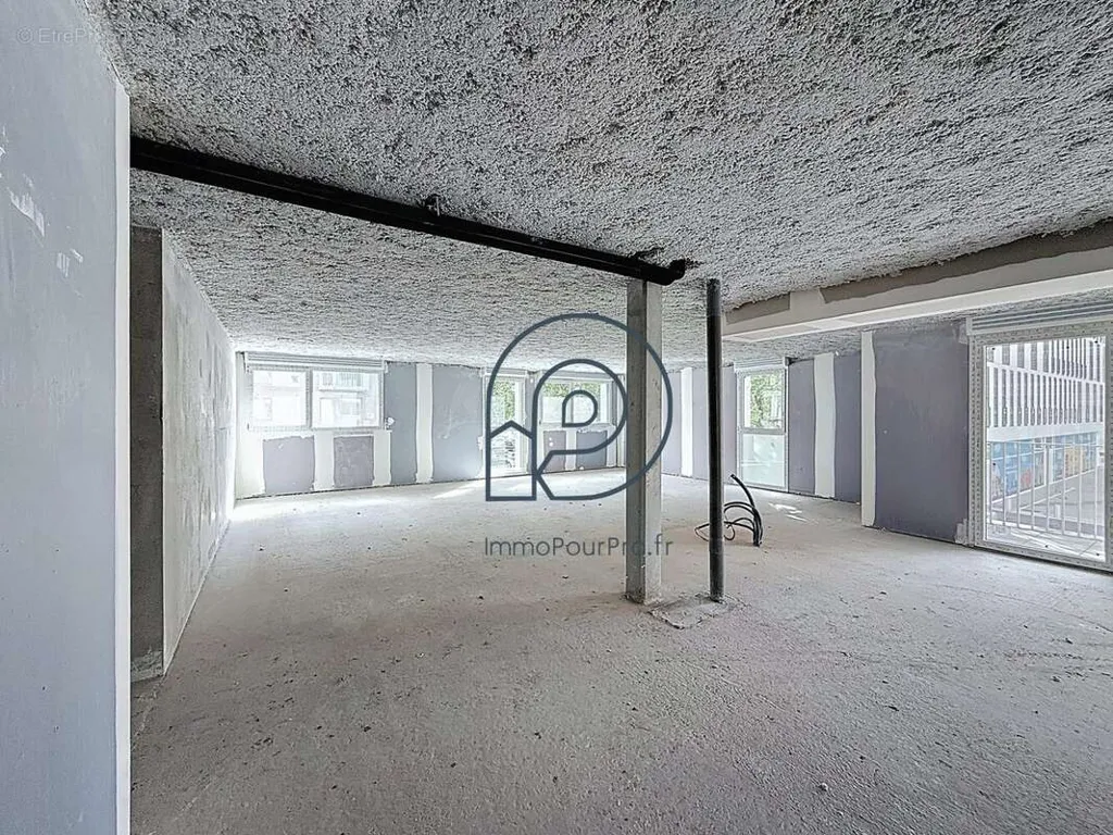 Toad - New Office with Loggia in Croix