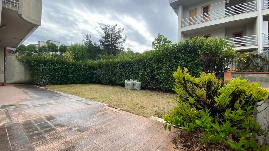 Jardin - Villa with Private Garden in Contrada Cretarossa, Benevento