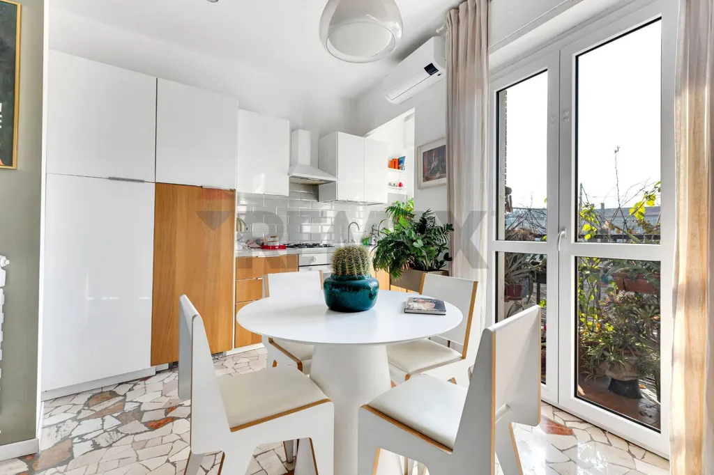 Salle à manger - Rear-Facing Flat with Balcony in Milan