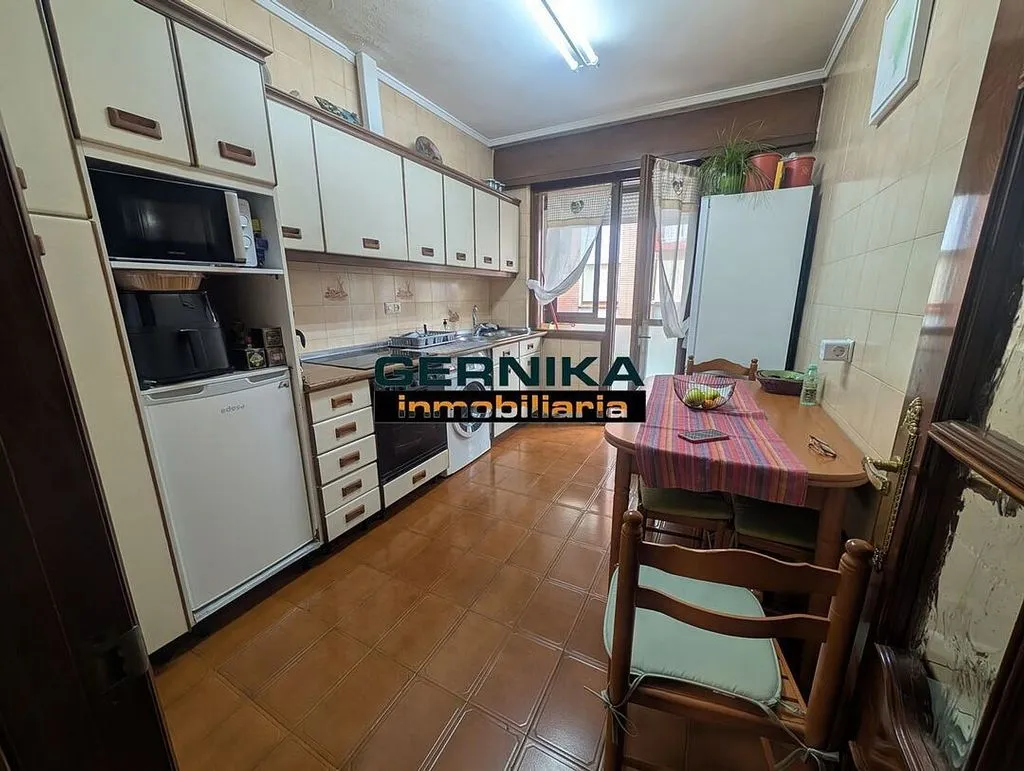 Köök - 3-Bedroom Apartment with Balcony in Gernika-Lumo