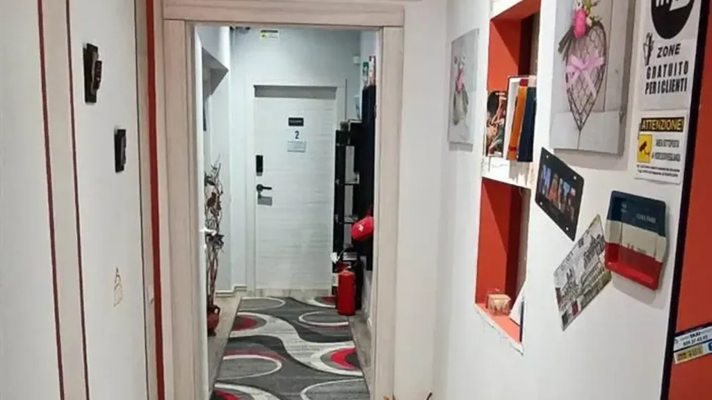 Entrée - Renovated Apartment with Two Balconies in Modena Centre