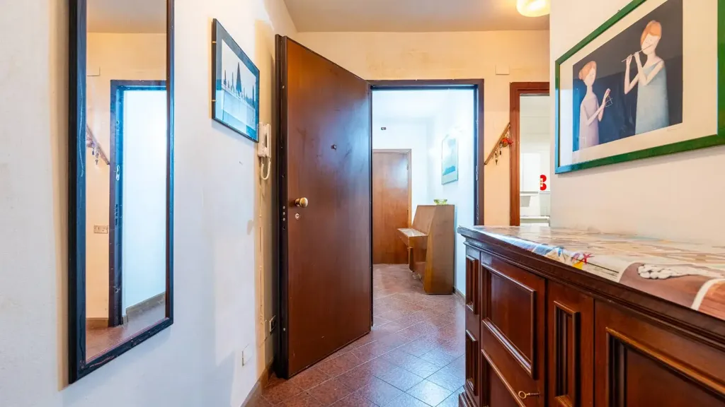 Entrée - Quadrilocale with Balcony in Cagliari