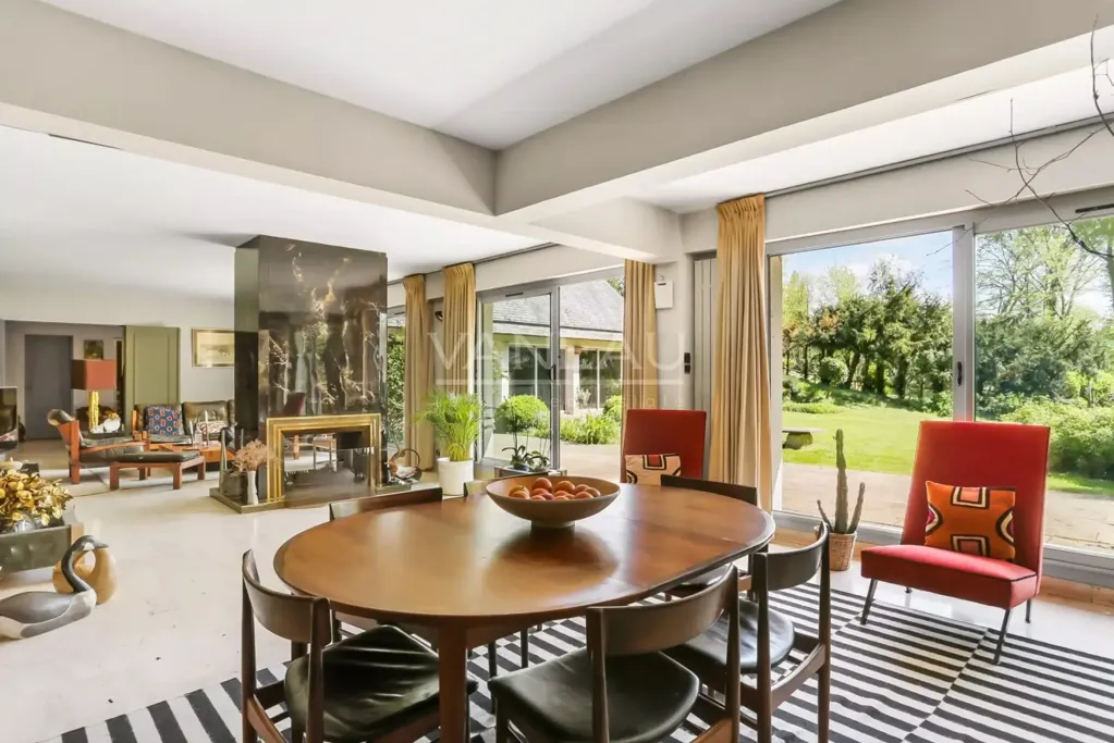 Salle à manger - Maison d'architecte avec toitures asymétriques à Nointot