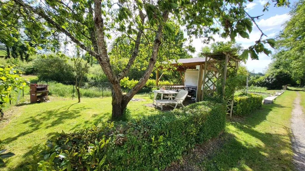 Jardin - Maison de Plain-Pied avec Dépendance dans un Cadre Naturel