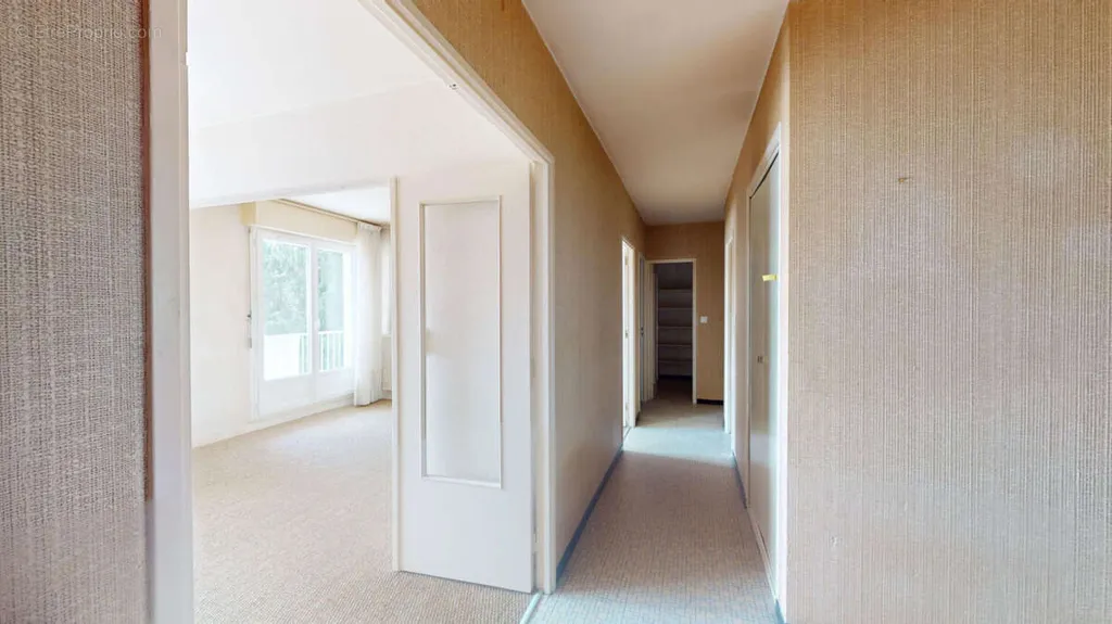 Entrée - Appartement Traversant avec Balcon à Besançon