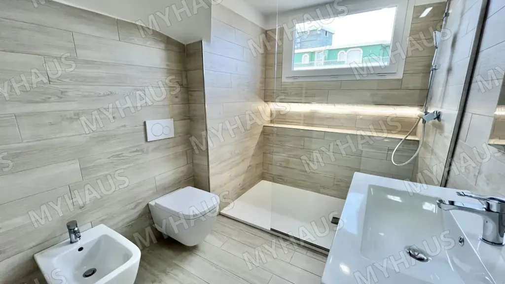 Salles de bain - Seafront Trilocale with Balcony in Cervia