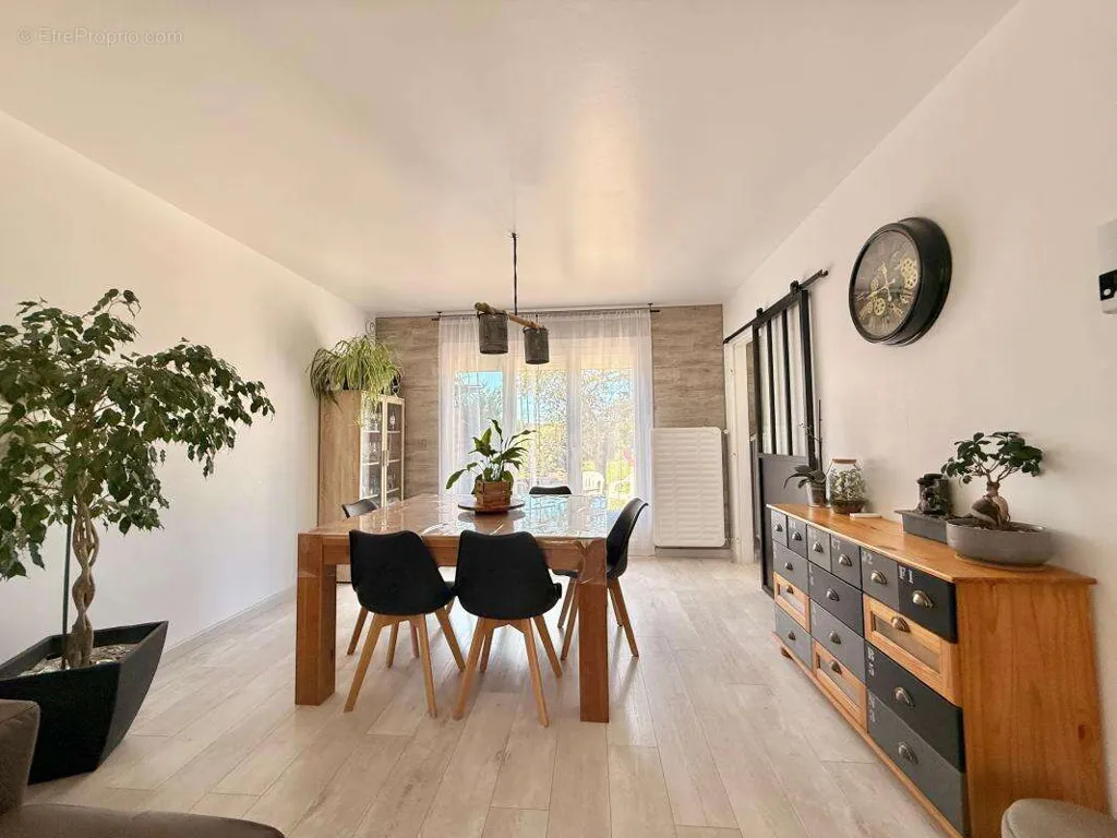 Söögituba - Bright Semi-Detached House with Garden in Genlis