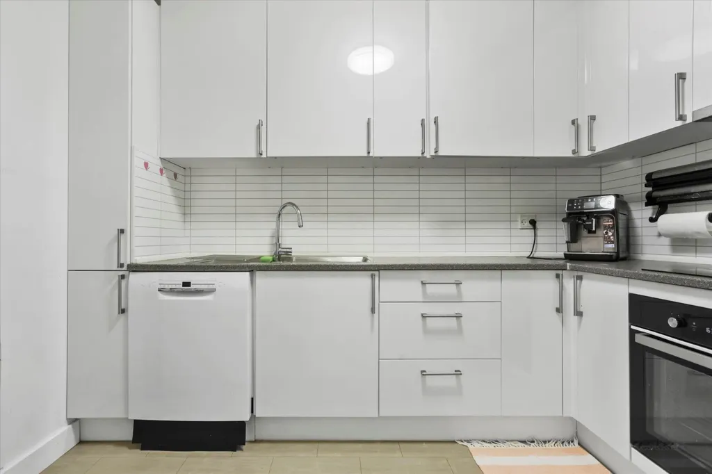Cuisine - 3-Room Apartment with Balcony in Central Maribo