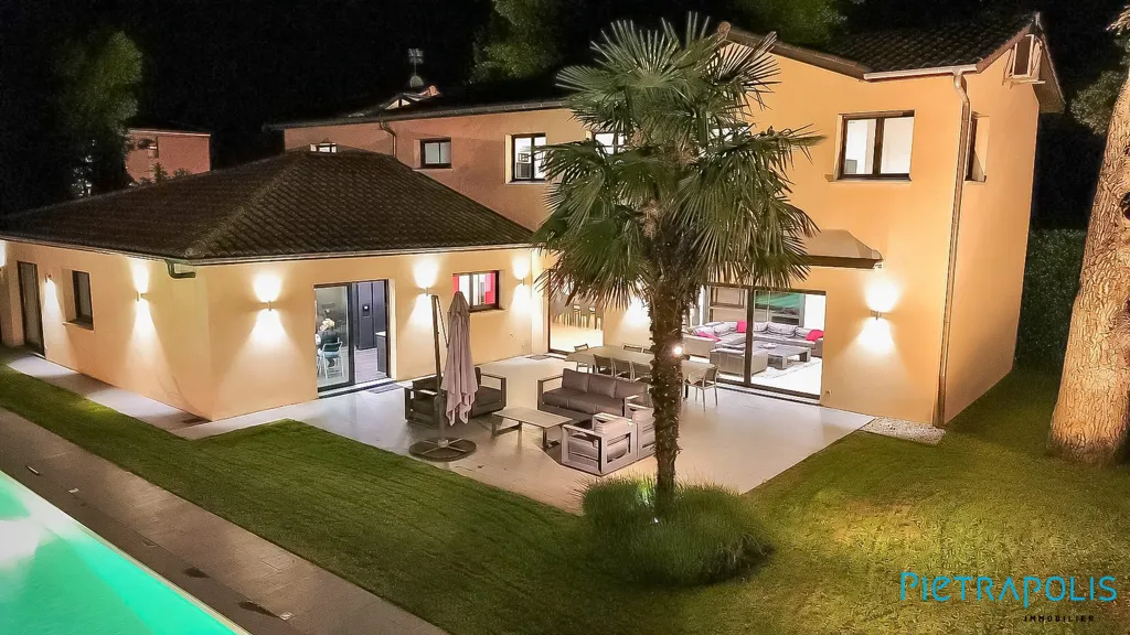Piscine - Propriété Contemporaine avec Piscine à Écully