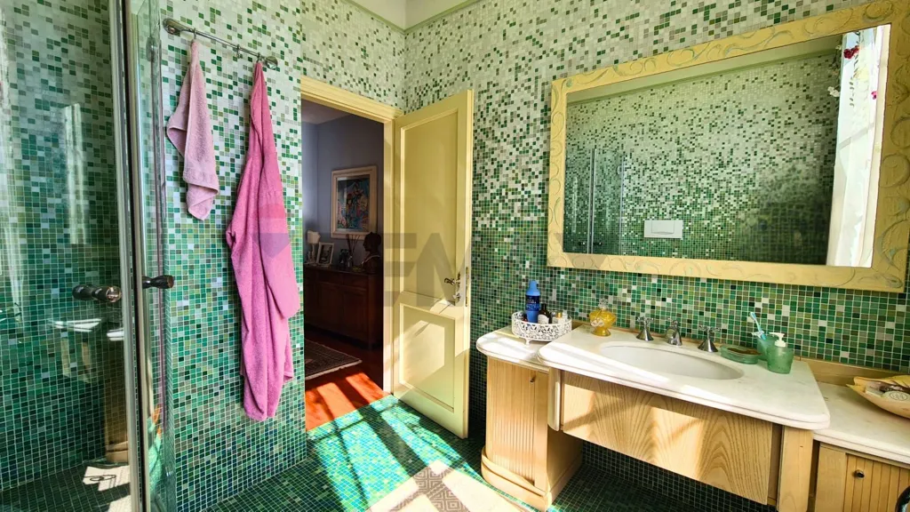Salles de bain - Historic Villa with Panoramic Terrace in Lastra a Signa
