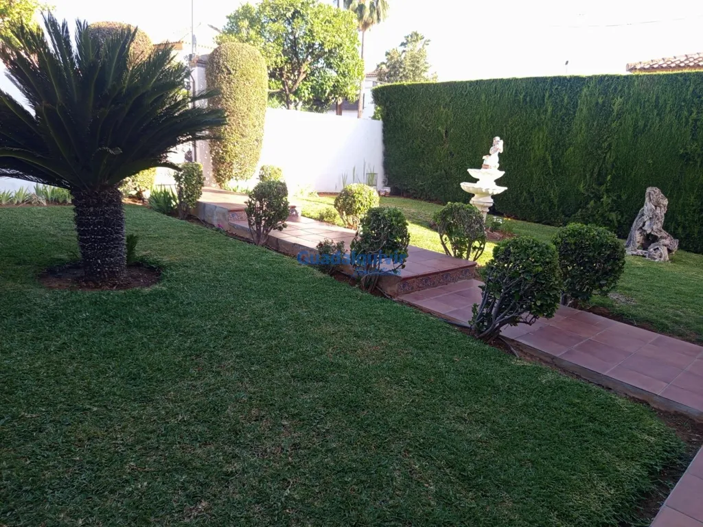 Garden - Independent Chalet with Pool in Cerros de Montequinto