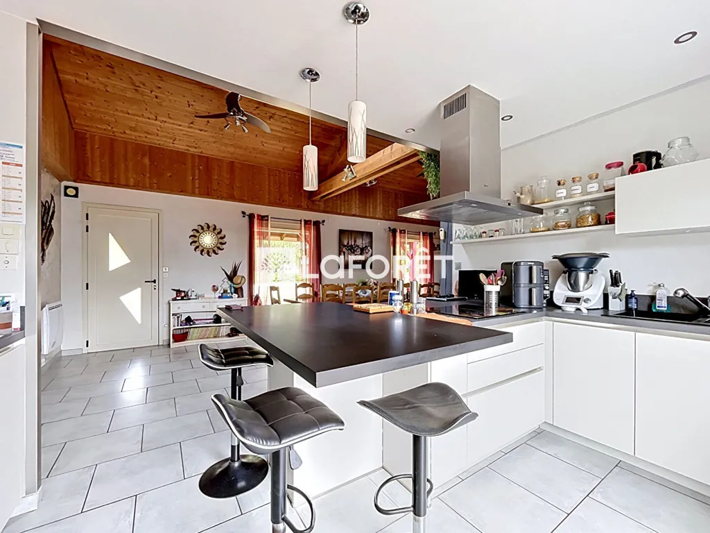 Cuisine - Maison avec Piscine et Panneaux Solaires à Meillonnas