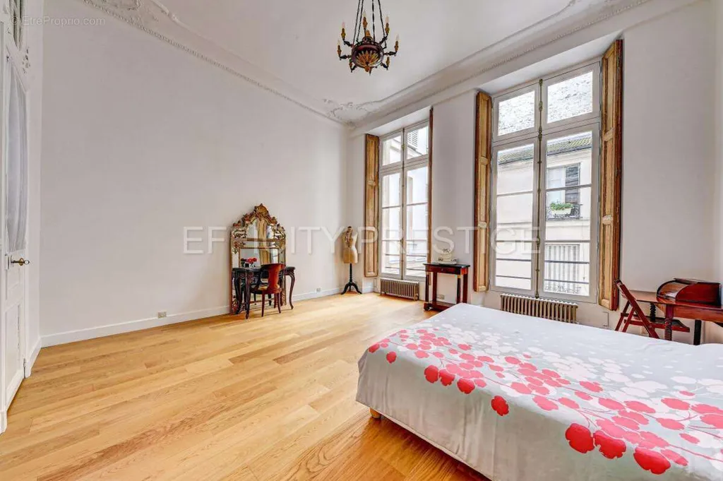 Camere da letto - 5-Piece Parisian Flat with High Ceilings