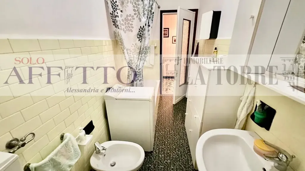 Salles de bain - Apartment with Veranda in Spinetta Marengo