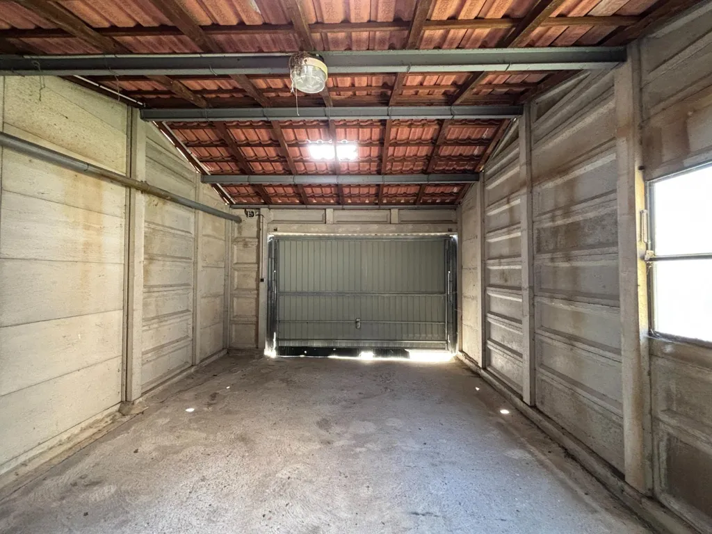 Garage - Maison de 6 Pièces avec Jardin à Laduz
