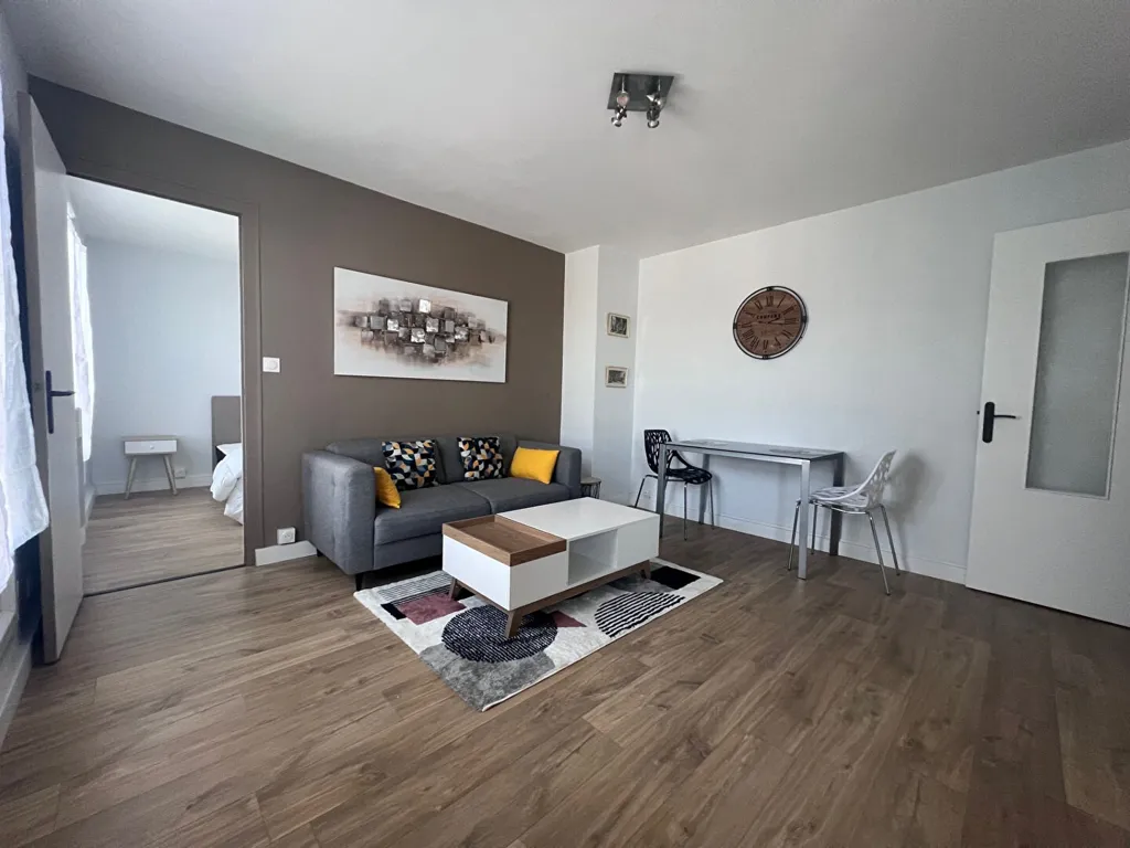Living Room - Renovated Meublé Flat in Saint-Nazaire