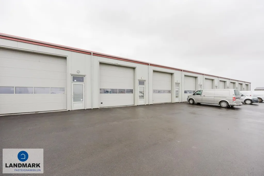 Välivaade - Modern Industrial Unit with Garden in Selfoss