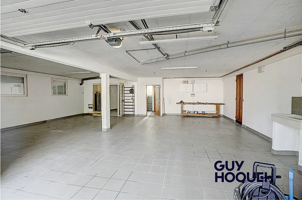 Garaaž - Spacious House with Pool in Bourg-en-Bresse