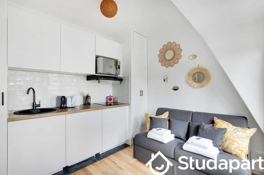 Compact Apartment with Eiffel View in 16th Arrondissement