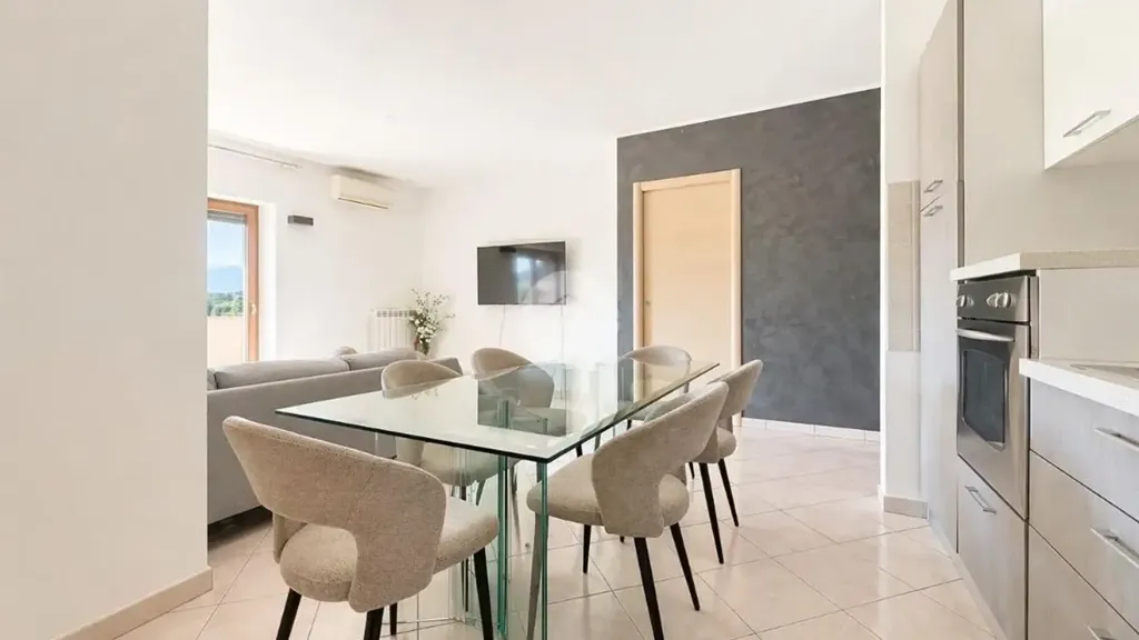 Salle à manger - First Floor Flat with Panoramic View in Rose