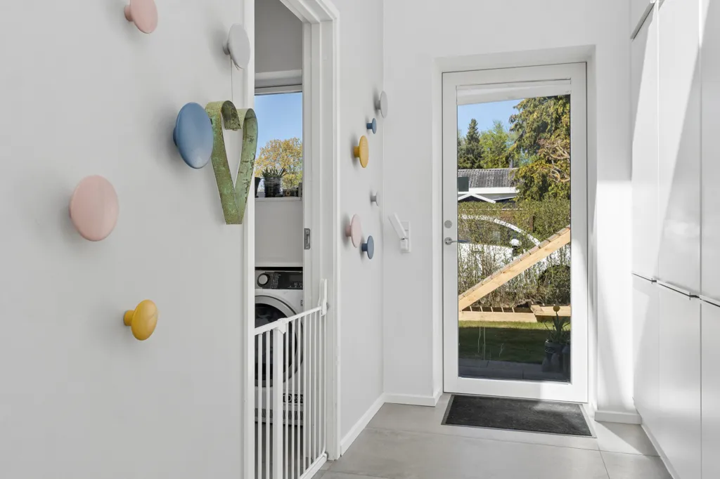 Esik - Architect-Designed Villa with Park View in Stenløse