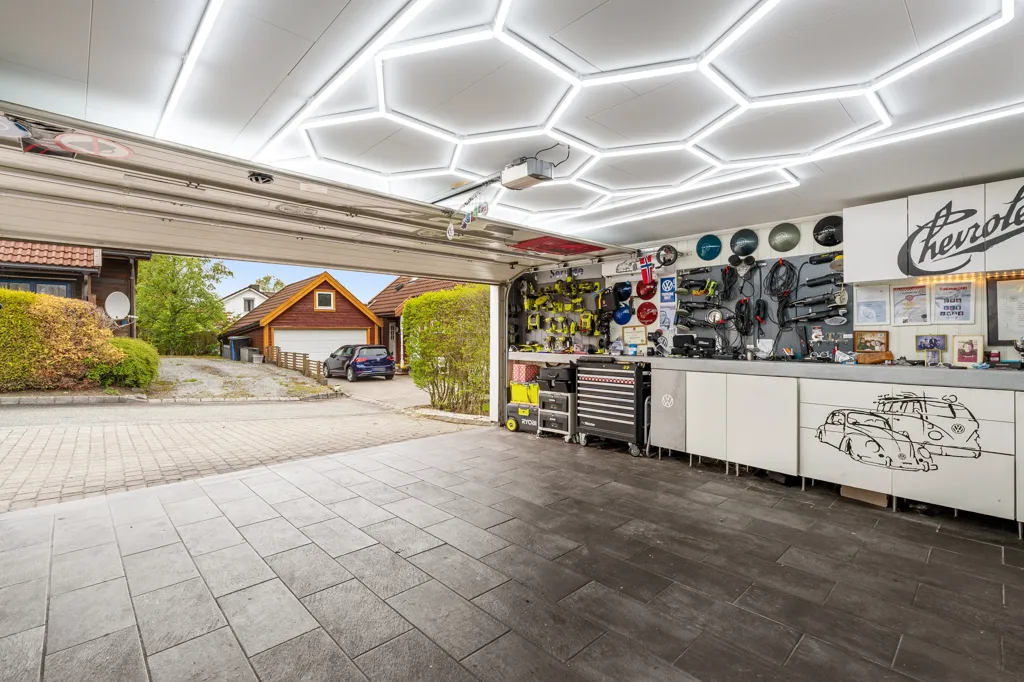 Garaaž - Detached House with Double Garage in Ganddal